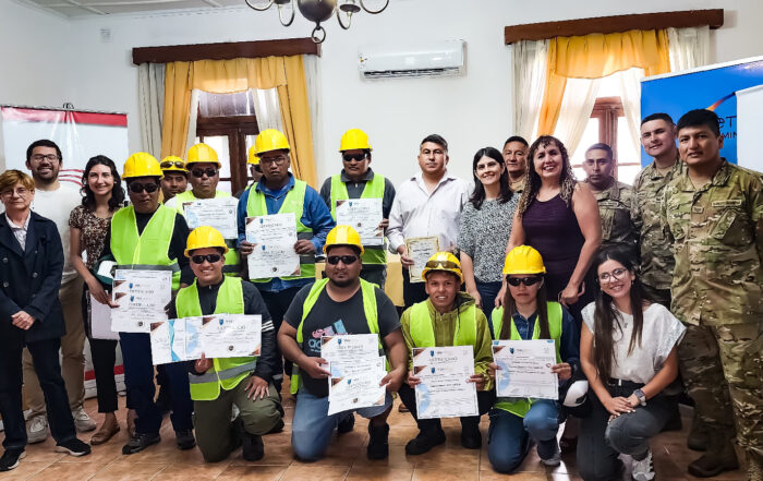 miembros de la comunidad Comunidad Kolla Andina de Santa Rosa de los Pastos Grandes reciben certificados de capacitación