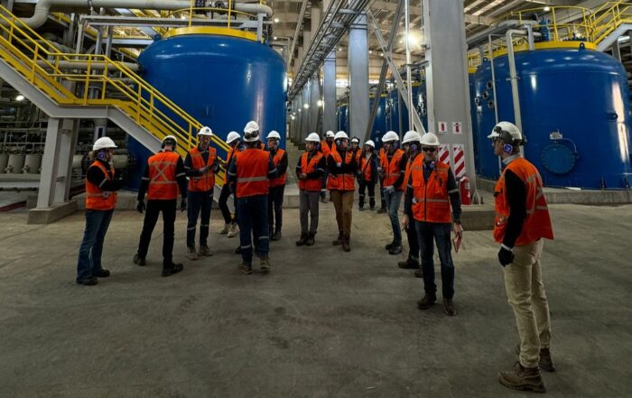 Visita al interior de la planta con analistas y banqueros