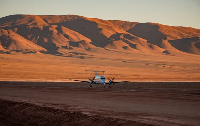 Avión aterrizando en la puna