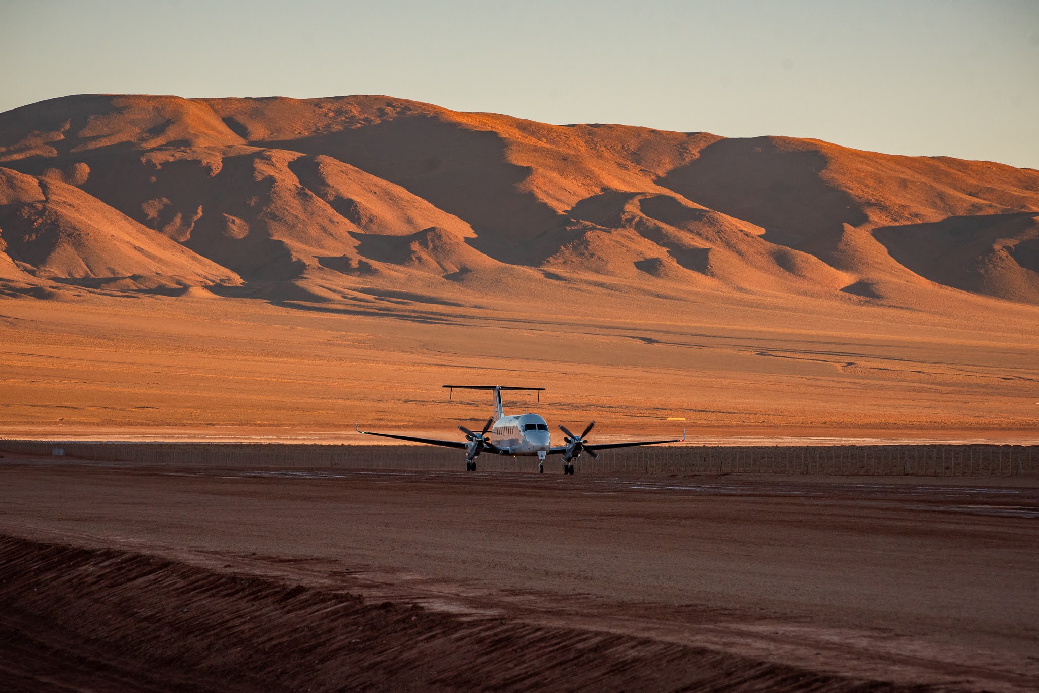 Avión aterrizando en la puna
